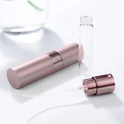 Scenty - Parfum Verstuiver Navulbaar - Mini Parfum Flesje - Reisflesje - Lichtroze -Parfum Verkoopwinkel 1200x1200 423