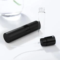 Scenty - Parfum Verstuiver Navulbaar - Mini Parfum Flesje - Reisflesje - Zwart 13 Scenty - Parfum Verstuiver Navulbaar - Mini Parfum Flesje - Reisflesje - Zwart -Parfum Verkoopwinkel 1200x1200 431