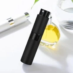 Scenty - Parfum Verstuiver Navulbaar - Mini Parfum Flesje - Reisflesje - Zwart 14 Scenty - Parfum Verstuiver Navulbaar - Mini Parfum Flesje - Reisflesje - Zwart -Parfum Verkoopwinkel 1200x1200 432