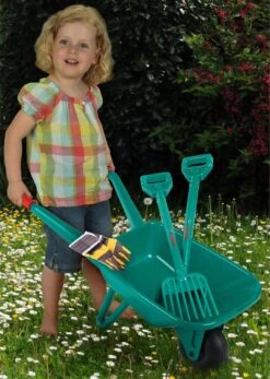 Klein Bosch Kruiwagen Met Tuingereedschap -Parfum Verkoopwinkel 855x1200 1